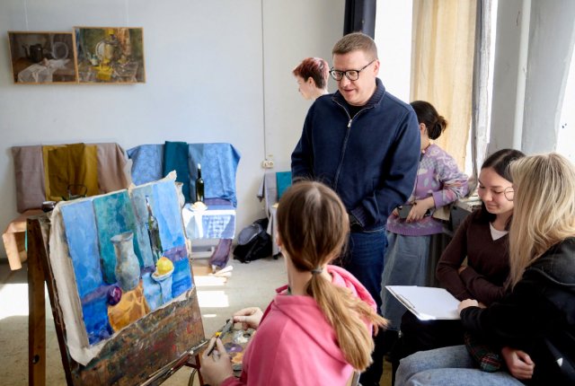 В Челябинском художественном училище Алексей Текслер пообщался не только с педагогами, но и с юными художниками.