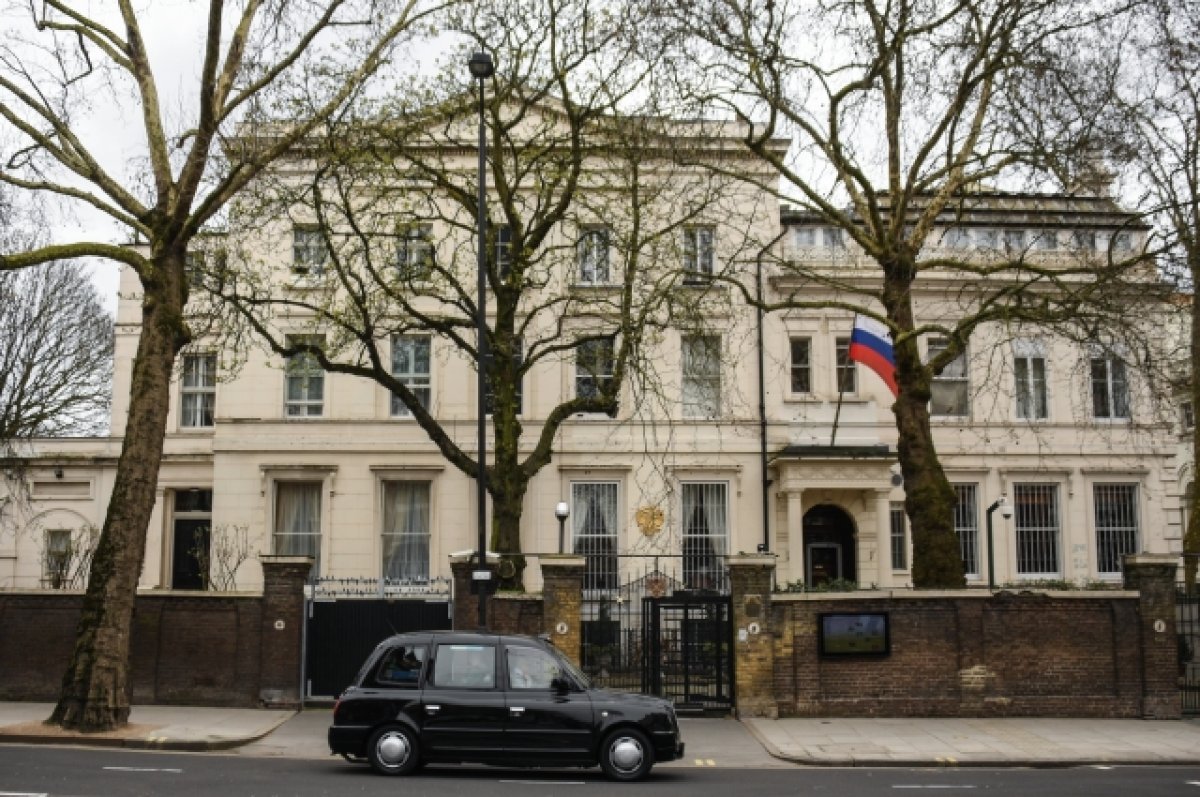 Посольство указало на ответственность Лондона за передачу снарядов с ураном