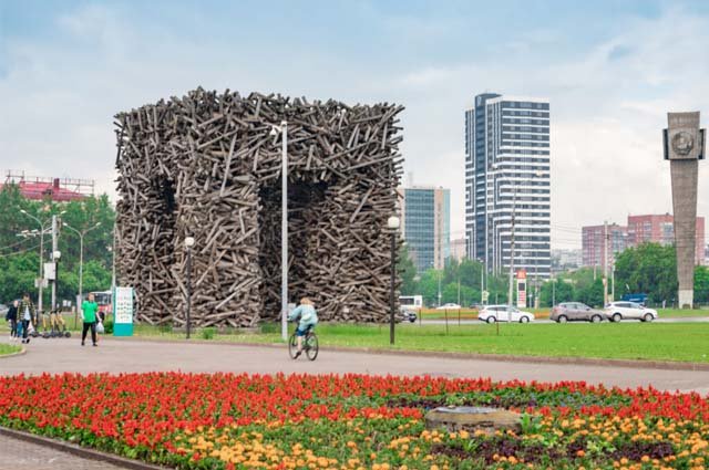 Гостей города встречают 12-метровые «Пермские ворота».