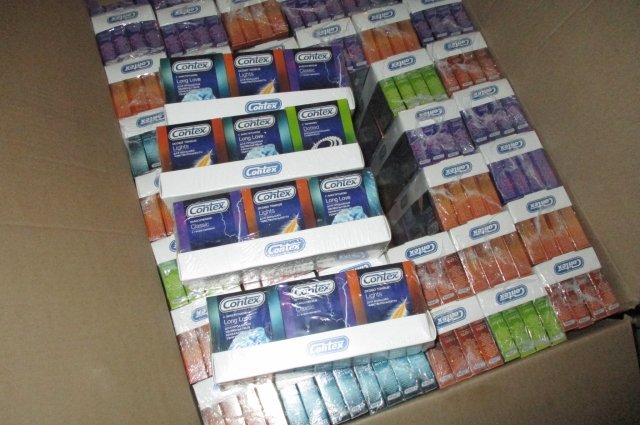 В Оренбуржье задержали фуру с 30 000 пачек контрафактных презервативов.