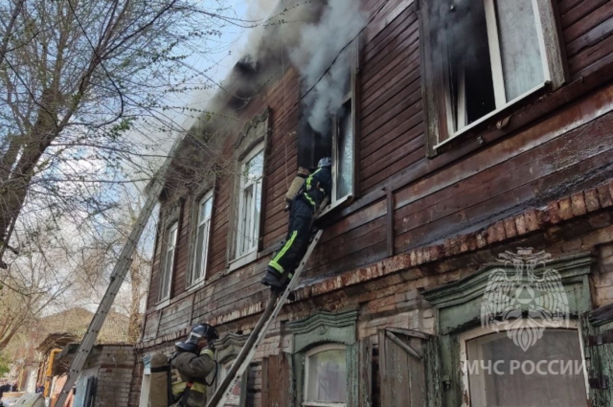 В центре Саратова из горящего деревянного дома спасли женщину | АиФ Саратов