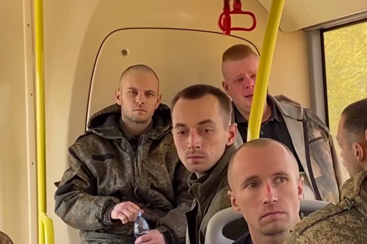 Появились кадры прибытия в Москву военных, вызволенных из украинского плена