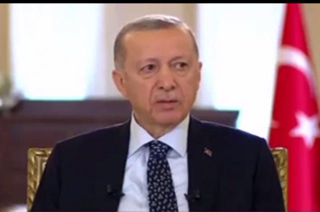 Эрдоган во время эфира, на котором ухудшилось его самочувствие. 