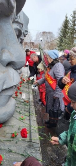 Возложение цветов к Мемориалу павшим героям.