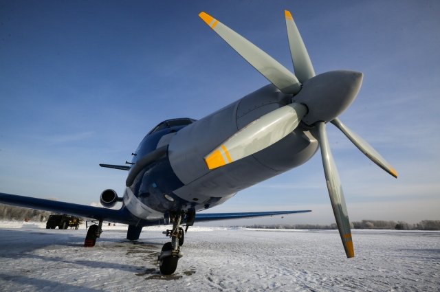 Самолет Як-40 с первым в мире сверхпроводящим электрическим двигателем на испытательной выкатке в Сибирском научно-исследовательском институте авиации имени С. А. Чаплыгина.