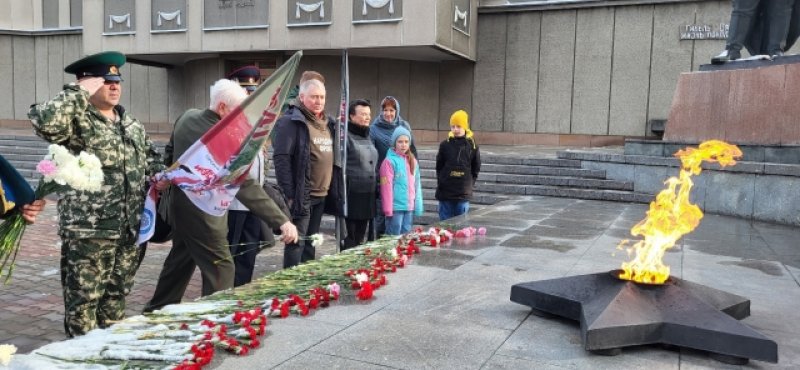 Красноярск. По традиции, участники автопробега возлагают цветы на Мемориале победы.