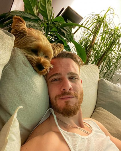 Известный турецкий актер Керем Бурсин и его любимец по кличке Гектор.