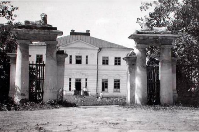 Главный усадебный дом князей Голицыных в 1930-е годы. 