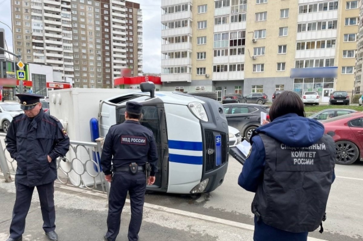 Полицейский автозак опрокинулся в результате ДТП в Екатеринбурге | АиФ Урал