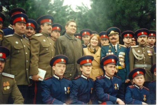 В гости к кадетам и их педагогам Александр Лебедь приехал с женой (генерал с супругой в центре).