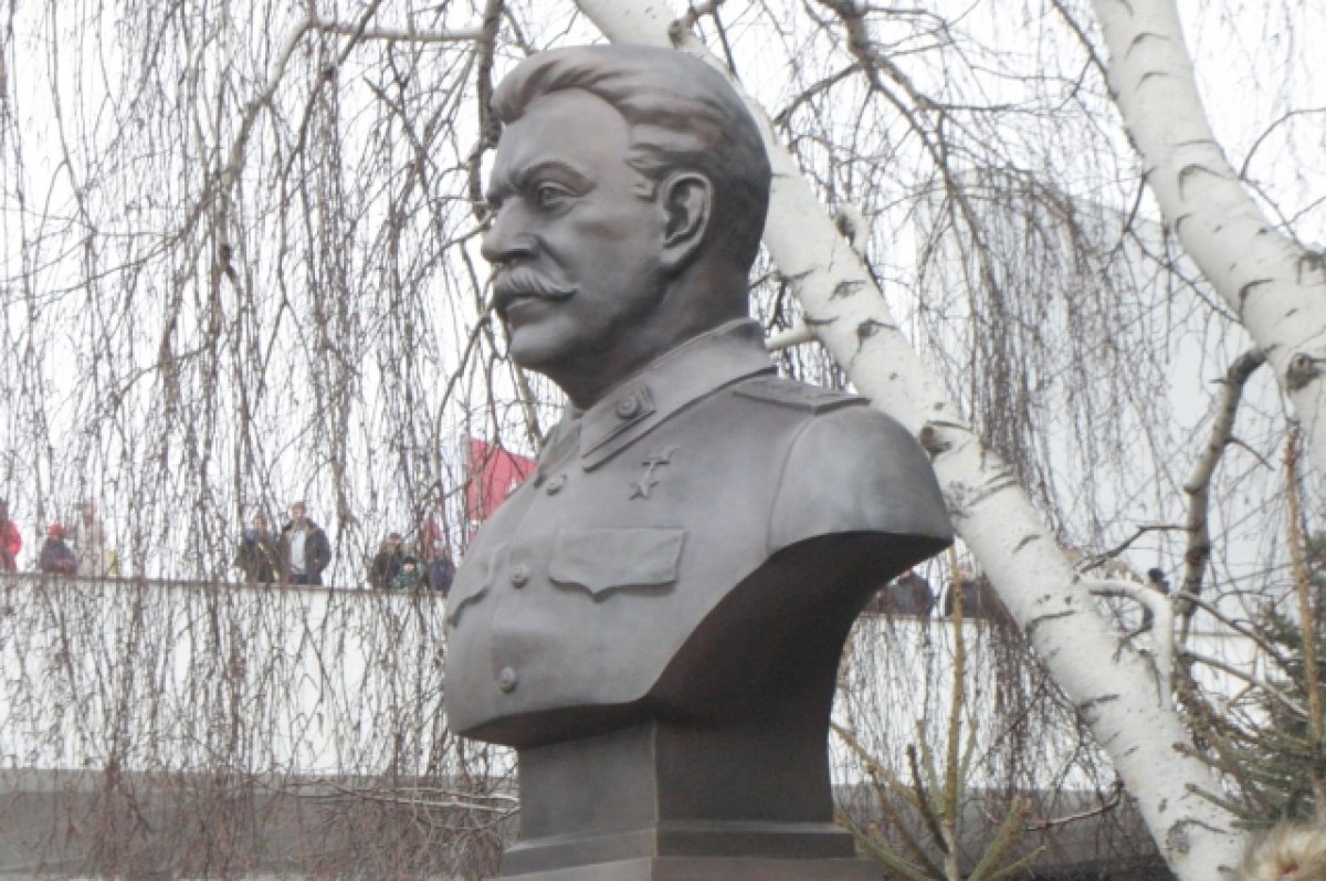 Почему запретили ставить памятники Сталину: история и причины