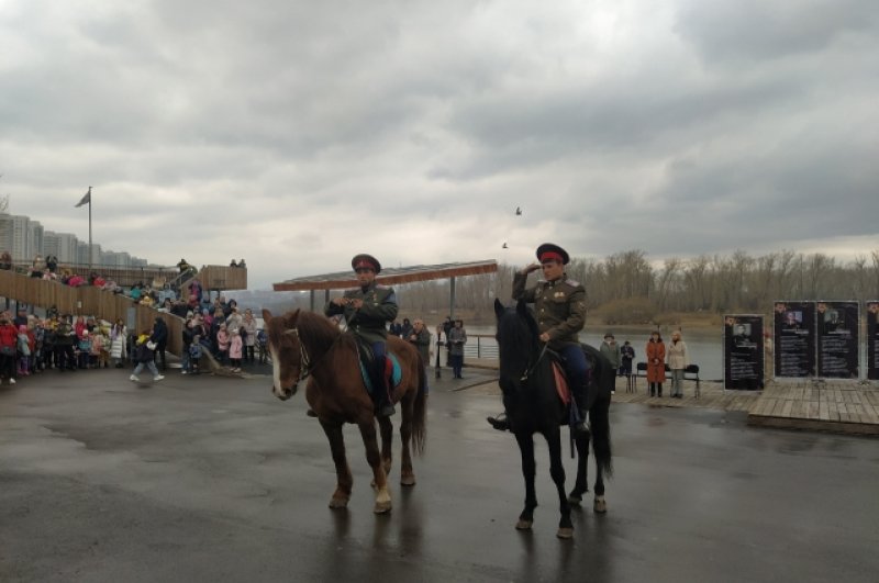 Воссоздание момента, когда Георгий Жуков и Константин Рокосовский приветствуют участников парада.