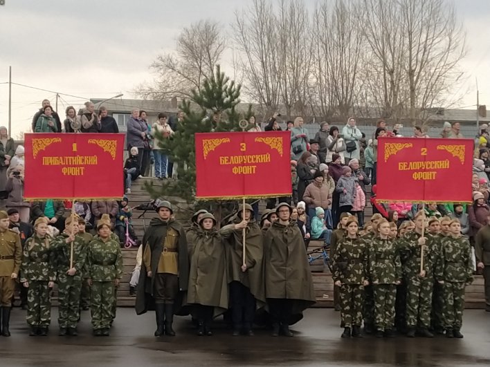 Ребята из красноярской школы №45 представили те фронты и рода войск, которые принимали участие в первом Параде Победы.