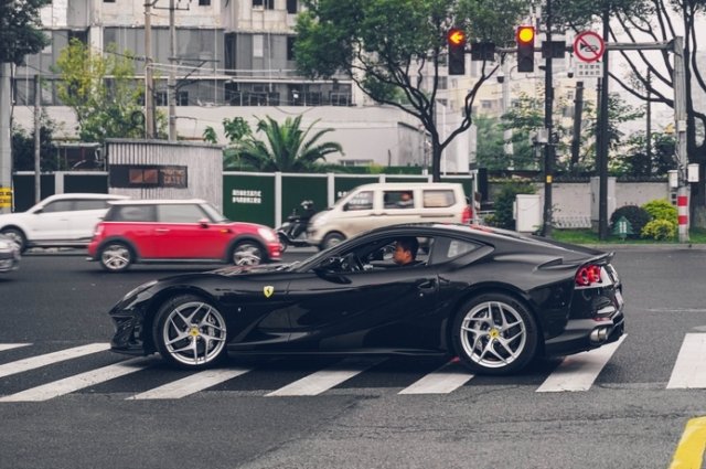 Ferrari 812. 