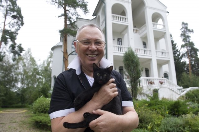Вячеслав Зайцев возле своего дома в Московской области. 2012 г. 