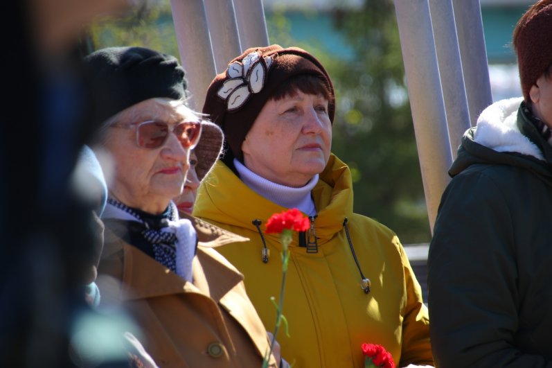Возложение цветов у мемориала труженикам тыла ВОВ в Тюмени, 1 мая 2023.