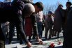 Возложение цветов у мемориала труженикам тыла ВОВ в Тюмени, 1 мая 2023.