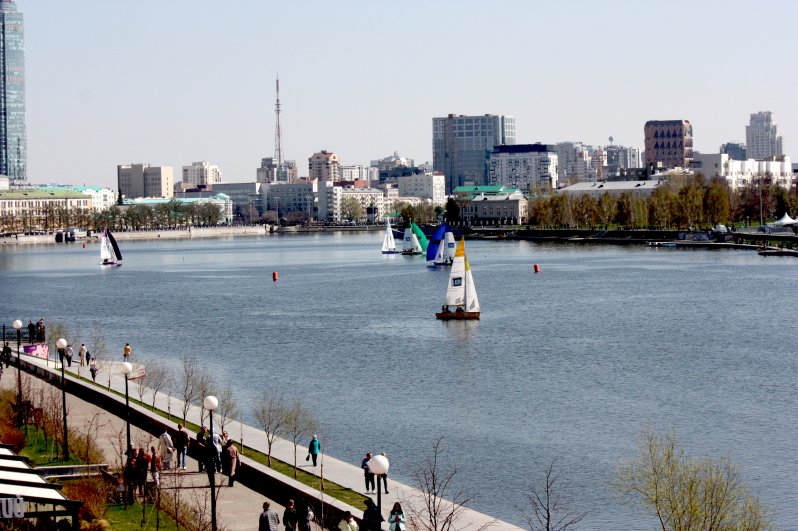 Акватория городского пруда Екатеринбурга, вид с Макаровского моста.