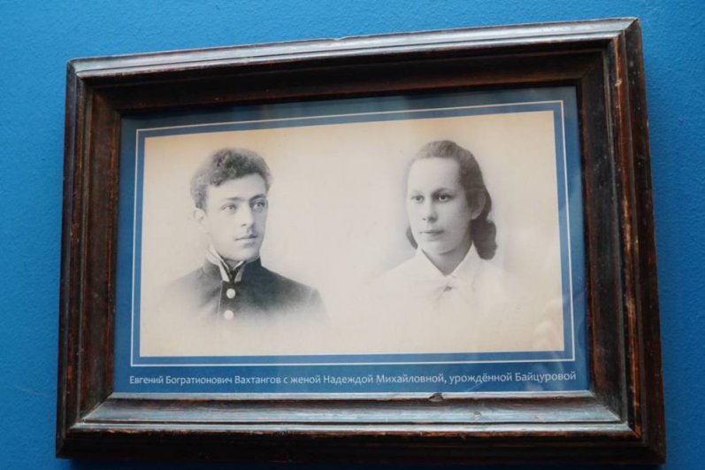 В музее выставлены фотографии семьи Вахтанговых.