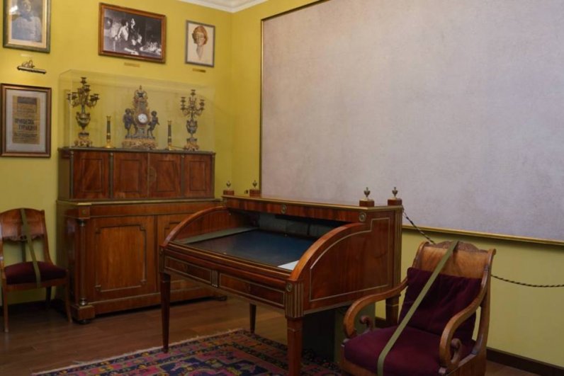 Старинная мебель дома без слов рассказывает об эпохе, в которую довелось жить Евгению Вахтангову.