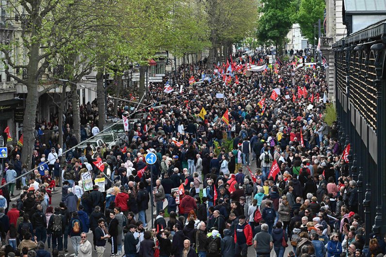 Протестующие на улицах Сент-Этьена.