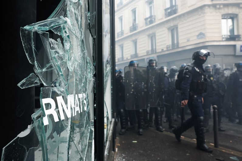 Правоохранительные органы на улицах Парижа.