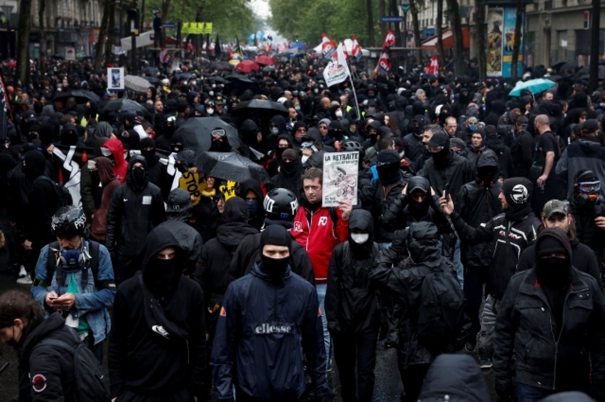 В Париже начались массовые демонстрации против пенсионной реформы
