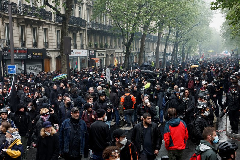 Протестующие на улицах Парижа.