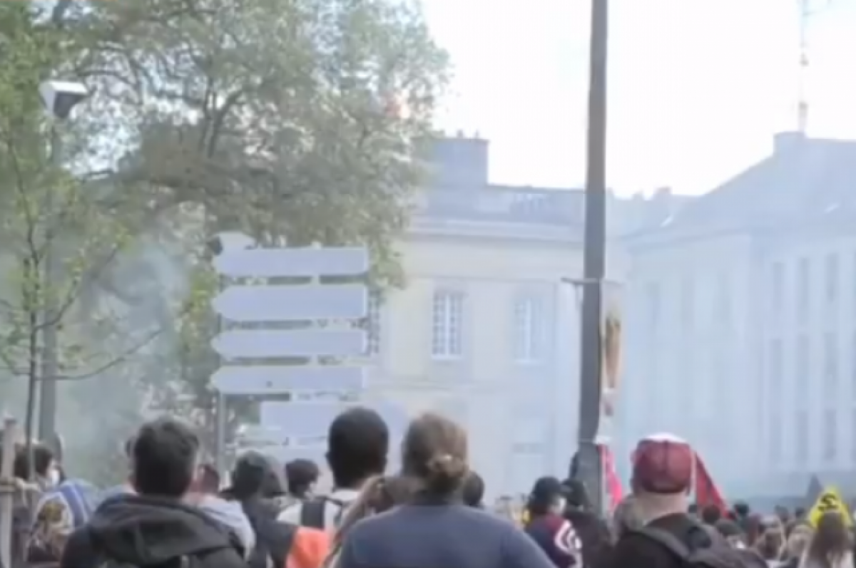Во Франции более 100 полицейских пострадали в столкновениях с протестующими