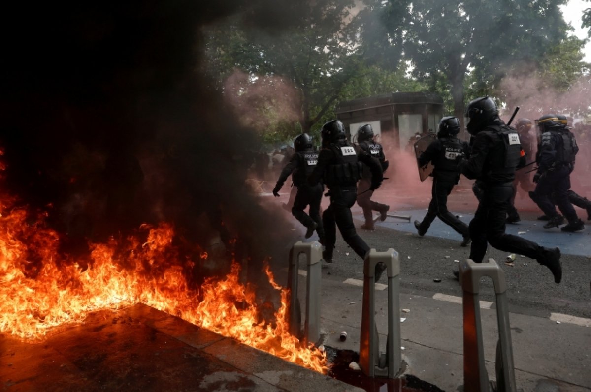 В Париже начались столкновения полиции с протестующими