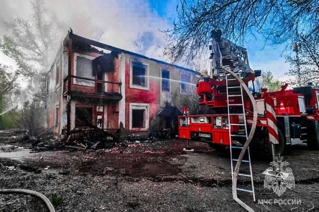 В МЧС назвали поджог причиной пожара в расселённом доме на Чекасина в Орске.