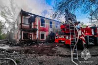 В МЧС назвали поджог причиной пожара в расселённом доме на Чекасина в Орске.