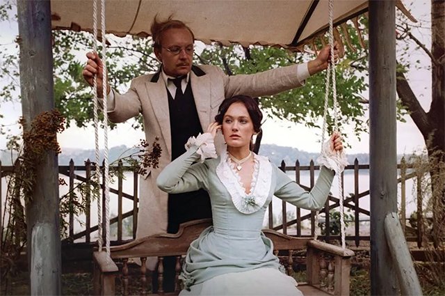 Кадр из фильма «Жестокий романс» (1984). Карандышев (Андрей Мягков) и Лариса Огудалова (Лариса Гузеева)