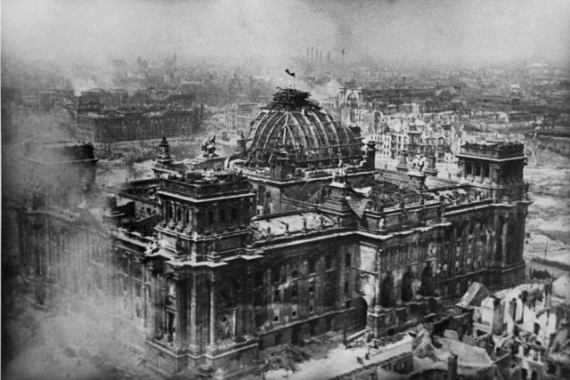 Взять тогда Берлин как можно скорее было важнейшей задачей, стоявшей перед командованием Красной армии. Знамя Победы над Рейхстагом. 01.05.1945