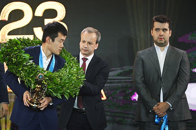 Дин Лижэнь, президент FIDE Аркадий Дворкович и Ян Непомнящий.