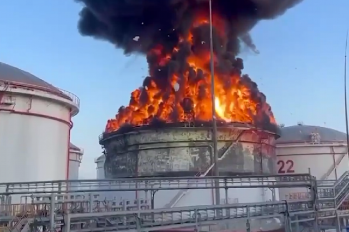 Появились кадры пожара на территории нефтебазы на Кубани