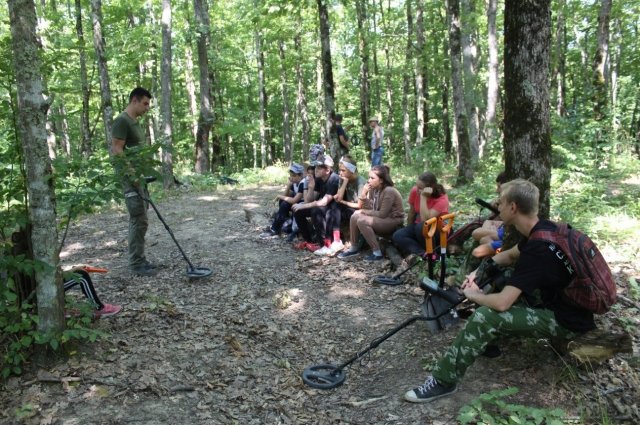 В школьных поисковых отрядах ребята не только ходят по местам сражений, ухаживают за памятниками, но и, главное, изучают историю страны.