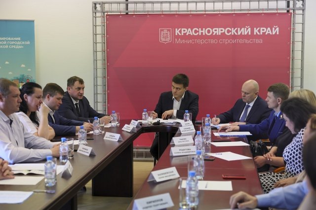 Глава региона проверил ход строительства долгостроев в Красноярске и встретился с группой обманутых дольщиков.