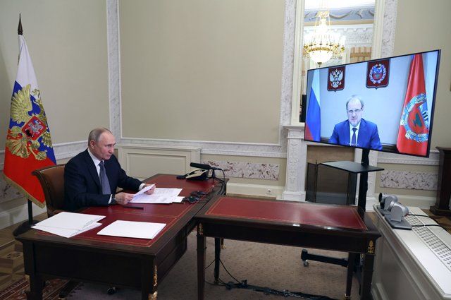 Президент РФ Владимир Путин проводит в режиме видеоконференции встречу с губернатором Алтайского края Виктором Томенко.