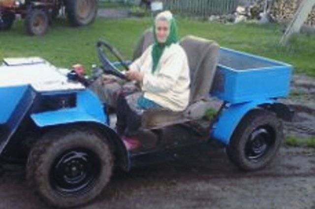 81-летняя Надежда Кучумова лихо водит свой «кабриолет».