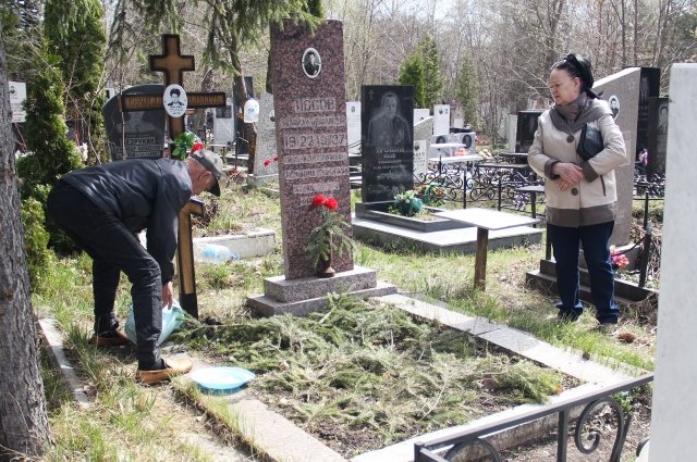 Только бывшие соседи ухаживают за могилой подполковника Николая Носова.