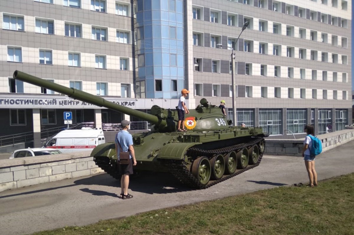 Установка барнаул. Барнаул танк т 62. Танк Барнаул. Памятник танка в Барнаул. Памятник танк в Алтайское т62.