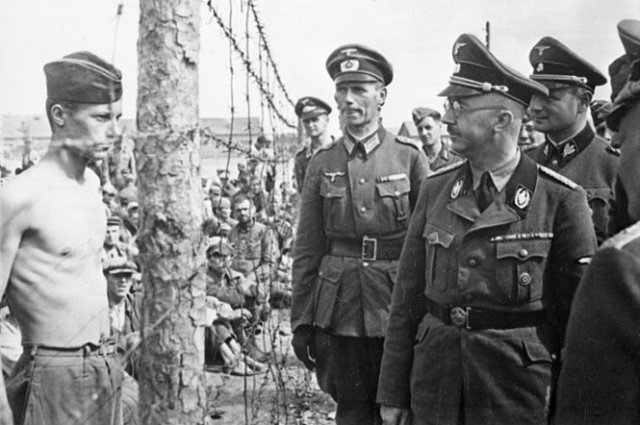 Генрих Гиммлер осматривает лагерь для военнопленных в России, 1941. 