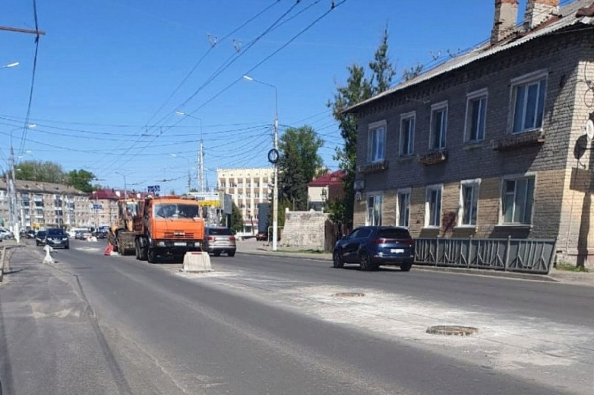 Дорожники выравнивают люки на проспекте Станке Димитрова в Брянске