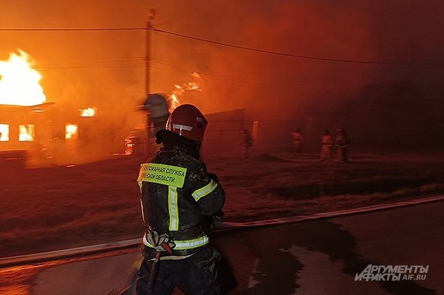Огонь за считанные часы подошел к селу Успенка и перекинулся на жилые дома.