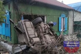Автомобиль протаранил стену и перевернулся.
