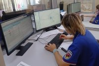 17-летнюю оренбурженку избили и выбросили из окна на втором этаже.