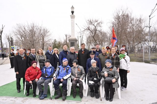 В Красноярске на острове Отдыха возложили цветы к памятнику воинам-спортсменам.