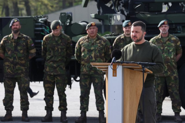 Владимир Зеленский выступает на военно-воздушной базе в Состерберге, Нидерланды, 4 мая 2023 года.