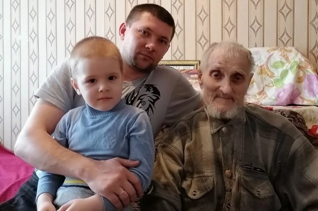 Фронтовой радист Алексей Константинович Мурзаев с правнуком и праправнуком.